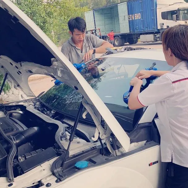 Onsite windscreen repair specialist in Klang Valley