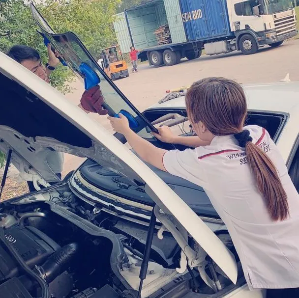 Onsite windscreen repair specialist in Klang Valley