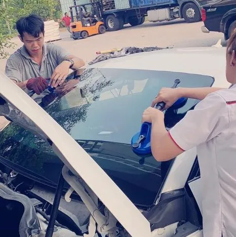 Onsite windscreen repair specialist in Klang Valley