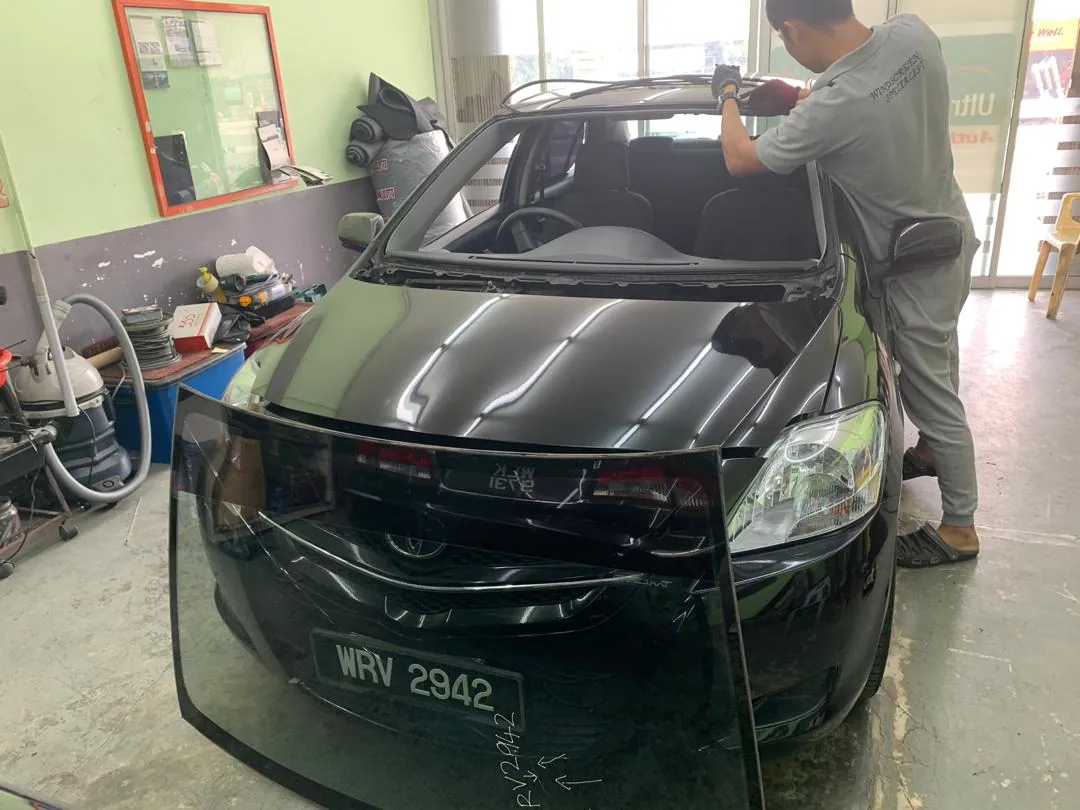 Onsite windscreen repair specialist in Klang Valley